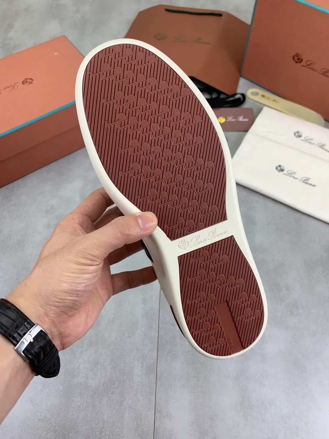 Men's men's shoes 💰P560 New style 💰High quality The latest casual shoes Loro Piana 💯Top grade💯Buy the original copy💯 Founded the existing Loro Piana company on April 24, 1924. It is now the sixth generation of family business, providing top quality products to customers who are discerning in taste and quality. Imported original fly woven fabric with cowhide fabric, plain calfskin lining. Hand-sewn thread with cowhide feet. Original packaging. Number of yards: 38-44 (customized for 45 and 46). 2️⃣ colors available.